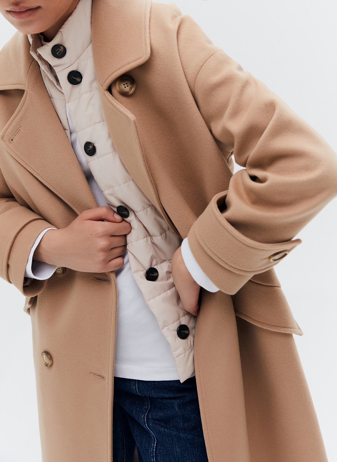 Пальто-кокон двубортное из шерсти и кашемира, цвет: кэмел Allweneed Свободное пальто из премиальной шерсти на пуговицах. Мы выполнили модель из итальянской шерсти и нежного кашемира, который дарит благородный сатиновый блеск. Актуальный силуэт кокон, длина миди и шлица сзади для удобства движений. Линия плеча немного спущена, застежка на четыре контрастные пуговицы и прорезные по диагонали карманы с клапанами. Пальто дополнит осенние образы с джинсами и брюками, с платьями-свитерами и высокими сапогами.
Температурный режим до +5 C
На модели размер XS