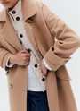 Пальто-кокон двубортное из шерсти и кашемира, цвет: кэмел Allweneed Свободное пальто из премиальной шерсти на пуговицах. Мы выполнили модель из итальянской шерсти и нежного кашемира, который дарит благородный сатиновый блеск. Актуальный силуэт кокон, длина миди и шлица сзади для удобства движений. Линия плеча немного спущена, застежка на четыре контрастные пуговицы и прорезные по диагонали карманы с клапанами. Пальто дополнит осенние образы с джинсами и брюками, с платьями-свитерами и высокими сапогами.
Температурный режим до +5 C
На модели размер XS