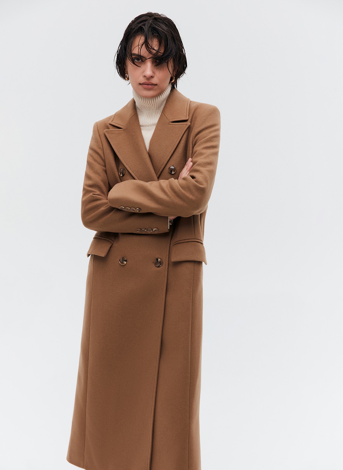 ДВУБОРТНОЕ УДЛИНЁННОЕ ПАЛЬТО, цвет: ТЁМНЫЙ КЭМЕЛ Allweneed
Двубортное пальто длины миди из итальянской шерстяной ткани. Модель прямого силуэта с классической линией плеч. Два накладных кармана. Пальто, которое подойдет к лаконичному образу на каждый день и к строгому костюму и вечернему платью. Ткань высокого качества имеет характерный легкий отблеск, что добавляет образу немного шика. Модель достаточно свободная, поэтому вы можете легко передвигаться по городу.
Температурный режим до +5 C