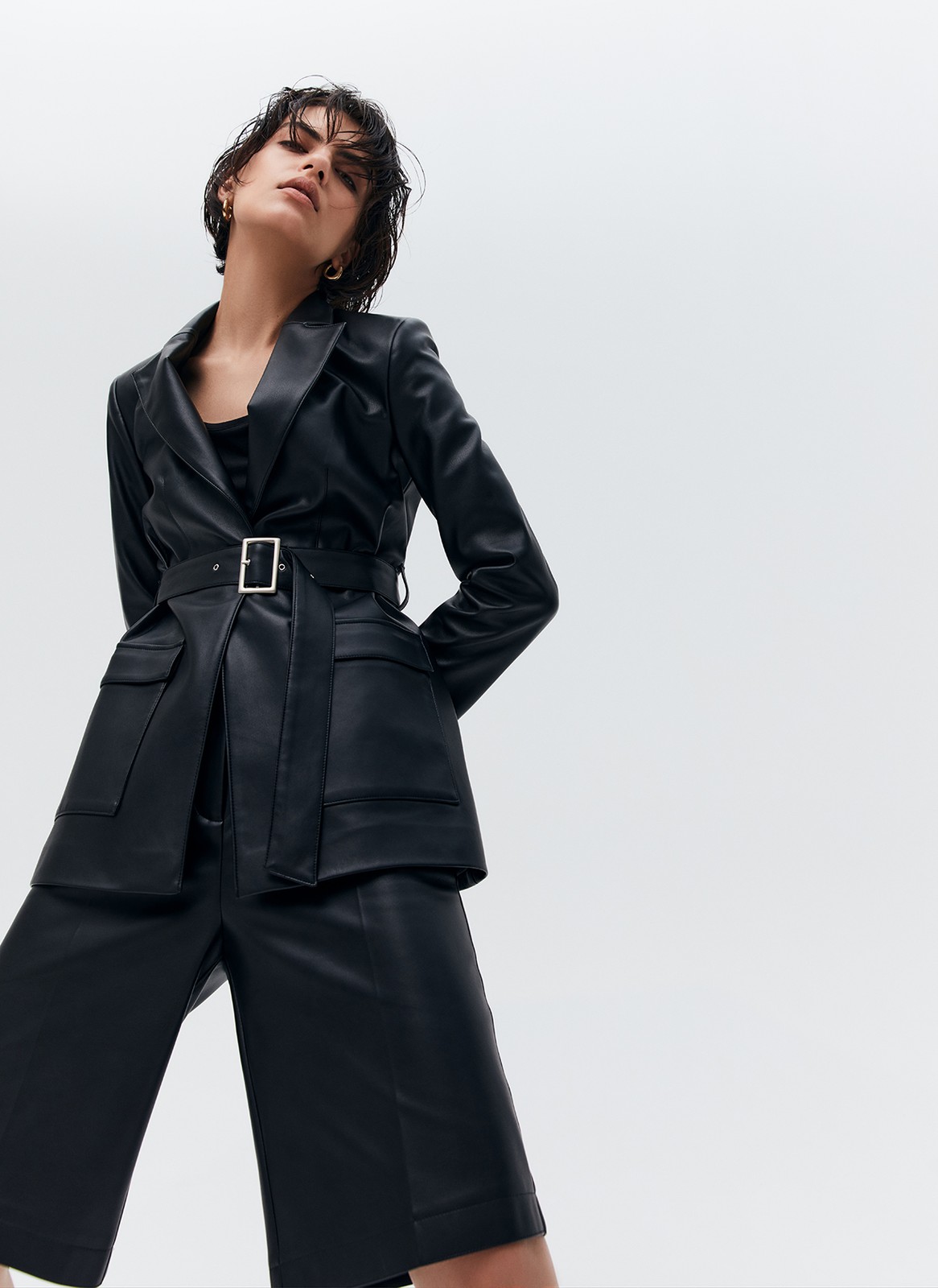 Однобортный жакет из экокожи, цвет: Черный Allweneed
Однобортный жакет из экокожи. Модель с акцентом на талии для женственного силуэта. Пояс в тон и два накладных кармана. Мы создали модель с классической линией плеча, которая обеспечивает красивую посадку. Изделие можно сочетать как с базовыми джинсами, так и с вечерними платьями и юбками. Вы также можете придумать себе чувственный образ, чтобы обратить на себя чуть больше внимания.