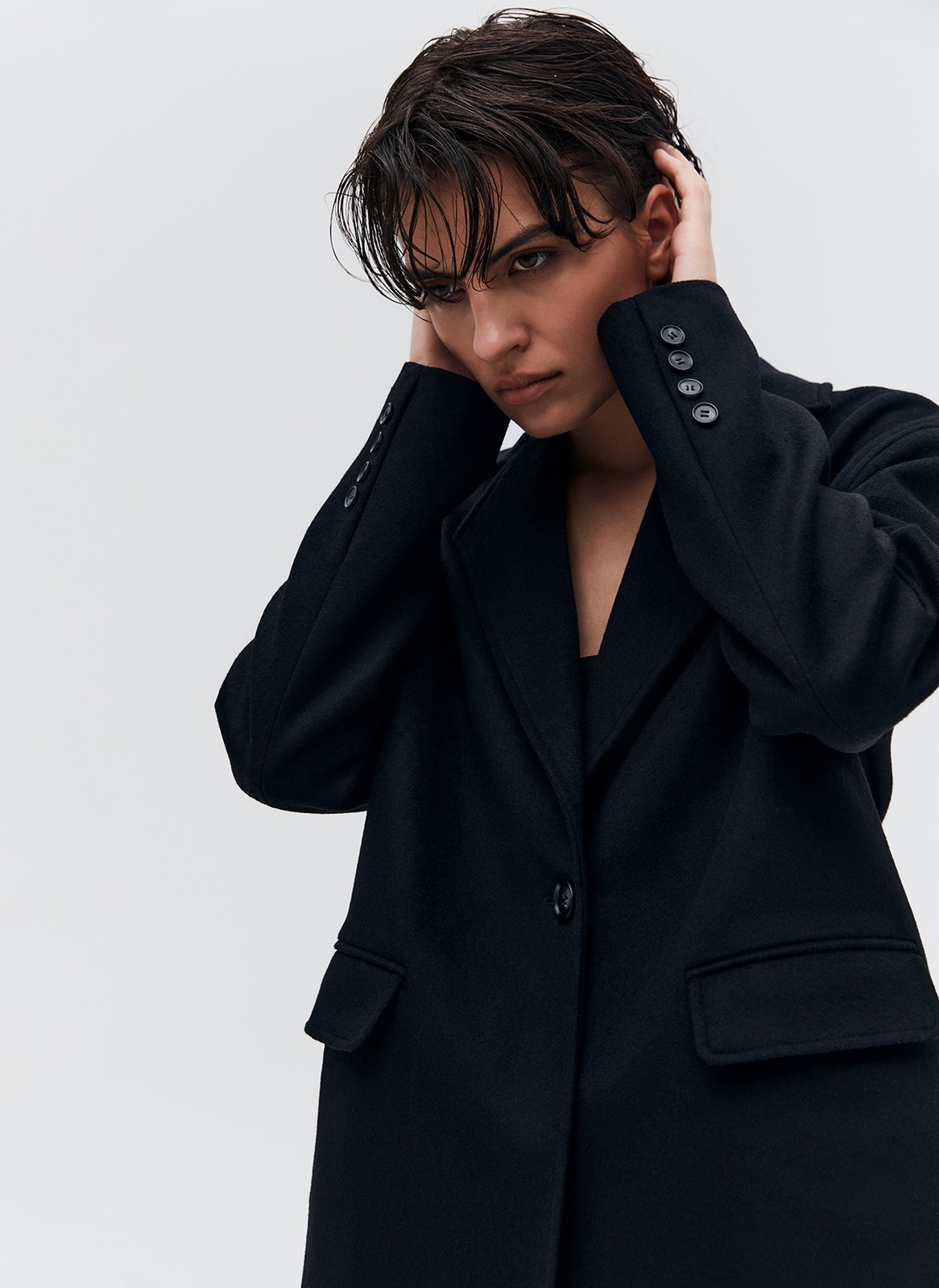 Однобортное пальто из мягкой шерстяной ткани. Модель фасоном напоминает жакет. Слегка спущенная линия плеча, поэтому комфортно носить со свитером и худи. Классический воротник и лацканы. Два накладных кармана и застежка на одну пуговицу. Мы советуем сочетать пальто с костюмами или джинсами для более лаконичного образа.
Температурный режим до +5 C



