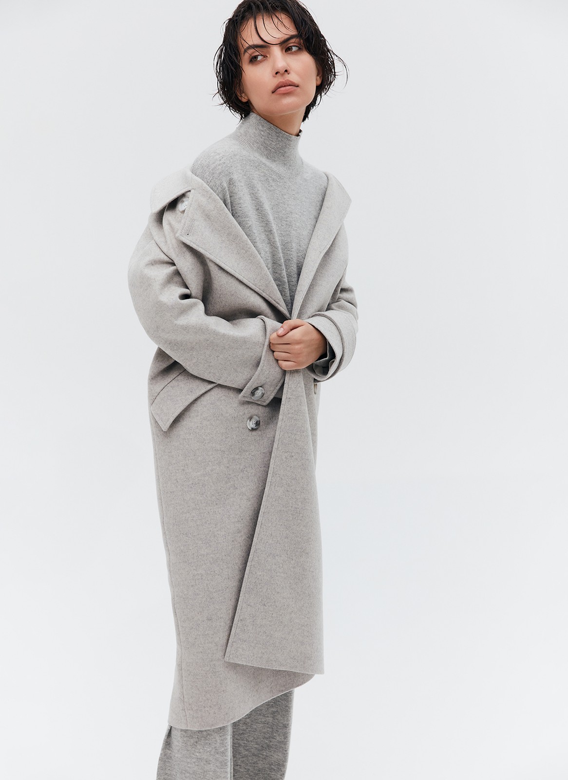 Пальто-кокон двубортное, цвет: светло-серый меланж Allweneed Свободное пальто на пуговицах. Актуальный силуэт кокон, длина миди и шлица сзади для удобства движений. Линия плеча немного спущена, застежка на четыре контрастные пуговицы и прорезные по диагонали карманы с клапанами. Модель дополнит осенние образы с джинсами и брюками, с платьями-свитерами и высокими сапогами.
Температурный режим до +5 C