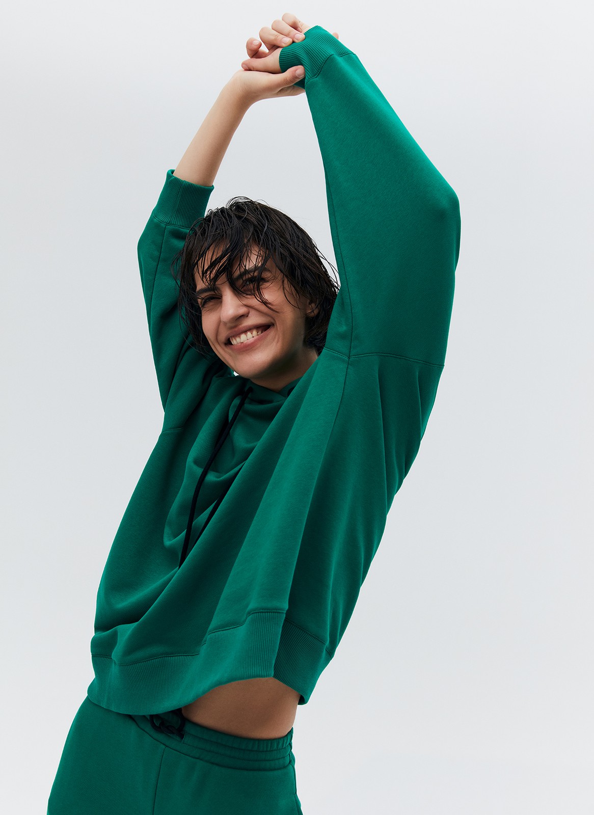 Худи Oversize, цвет: изумрудный Allweneed
Свободное худи из мягкой ткани. Ткань очень приятно касается тела и позволяет вашей коже дышать. Удобный капюшон на кулиске. Прекрасный вариант, чтобы пробежаться до ближайшей пекарни выходным днем. Носите комплектом с трикотажными брюками или с любым низом из гардероба.
На модели размер XS/S