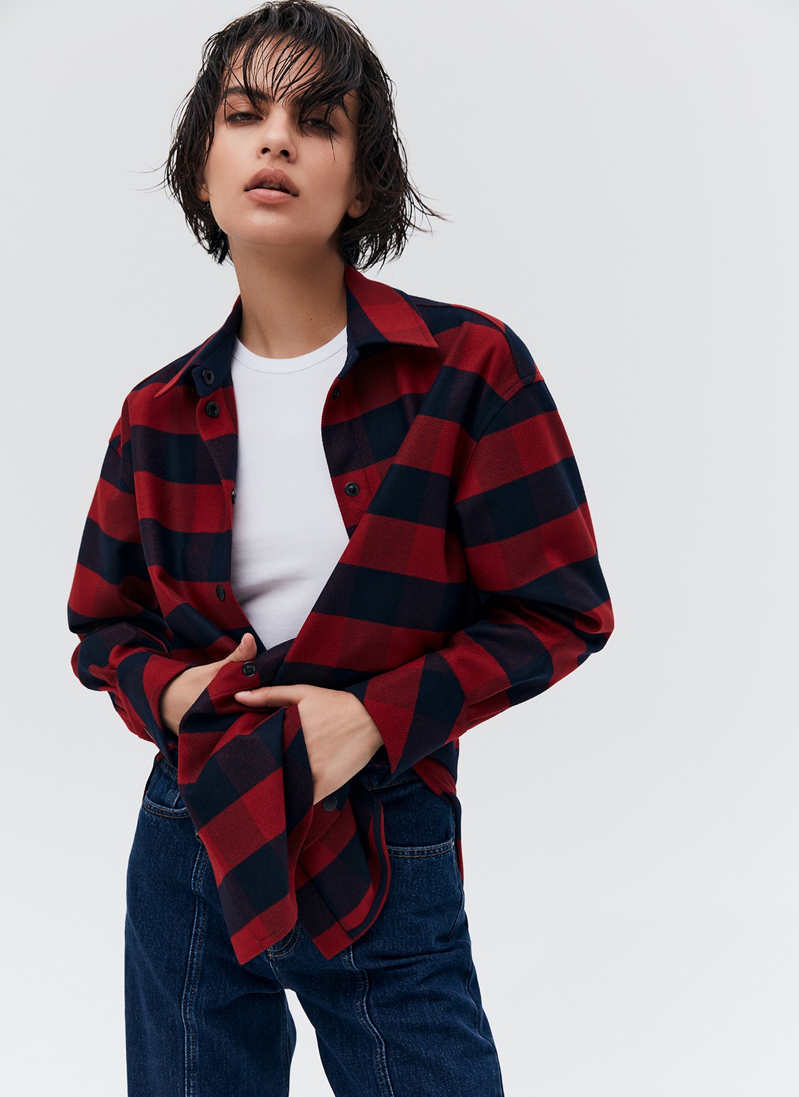 Рубашка OVERSIZE, цвет: КРАСНО-СИНИЙ Allweneed
Рубашка свободного кроя. Классический воротник-стойка и застежка на пуговицы. Разрезы по бокам для более комфортной посадки. Ткань достаточно плотная, поэтому вы можете надеть эту модель вместо верхней одежды на ранююосень. Мы рекомендуем носить рубашку как легкую версию кардигана с платьями и топами.