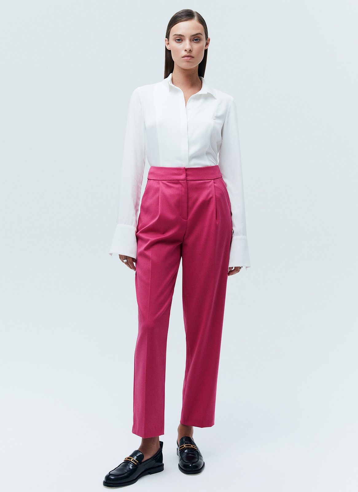 Брюки со средней посадкой, цвет: фуксия Allweneed
Прямые брюки на средней посадке из костюмной ткани. Ткань хорошо держит форму, поэтому модель долго сохраняет свой первоначальный вид. Два кармана с отрезным бочком и скрытая застежка на молнии. Мы любим такую длину брюк, которая смотрится оптимально с обувью на каблуке и без каблука. Сочетайте с жакетами из нашей коллекции.