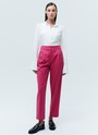 Брюки со средней посадкой, цвет: фуксия Allweneed
Прямые брюки на средней посадке из костюмной ткани. Ткань хорошо держит форму, поэтому модель долго сохраняет свой первоначальный вид. Два кармана с отрезным бочком и скрытая застежка на молнии. Мы любим такую длину брюк, которая смотрится оптимально с обувью на каблуке и без каблука. Сочетайте с жакетами из нашей коллекции.