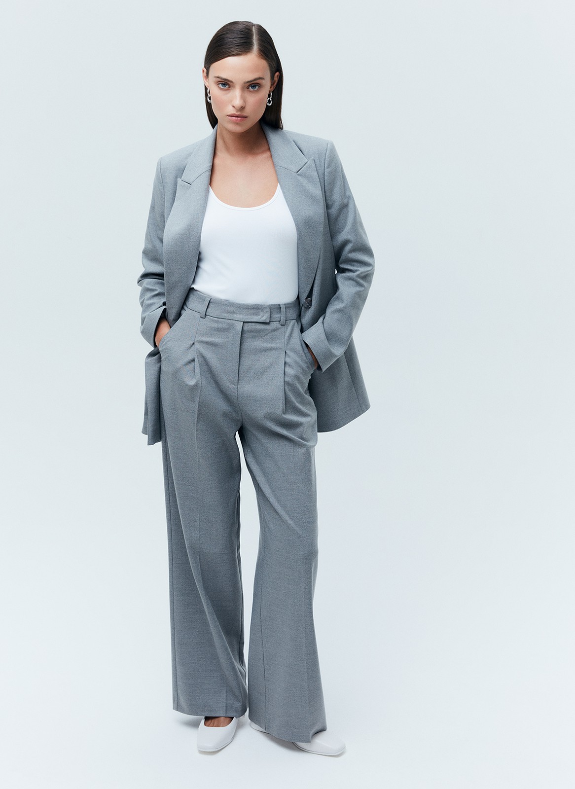 ПРЯМЫЕ БРЮКИ ПОЛНОЙ ДЛИНЫ, цвет: серый Allweneed
Прямые брюки из костюмной ткани. Модель полной длины, которая вытягивает силуэт. Скрытая застежка на молнию и два прорезных кармана. Ткань хорошо держит форму и очень приятна к телу. Средняя посадка подходит девушкам с разным ростом. Носите с жакетом из новой коллекции или с любимыми топами, блузами и футболками.