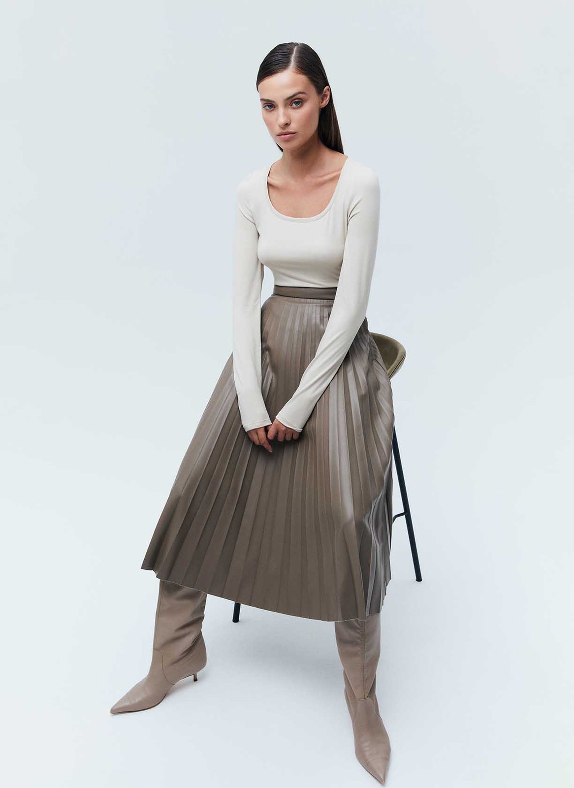 Юбка гофре из экокожи, цвет: латте Allweneed
Юбка-гофре из мягкой экокожи на ворсовой основе. Модель на поясе. Материал хорошо держит форму, поэтому вы можете быть спокойны за внешний вид изделия даже после активного дня. Для комфорта мы добавили потайную молнию в боковом шве. Мы уже продумали в голове образ для свидания, с водолазкой и аккуратными украшениями. Изделие можно надевать как летом, так и зимой.