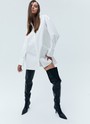 РУБАШКА OVERSIZE, цвет: белый Allweneed Рубашка oversize из плотной ткани. Ткань пластичная и долго сохраняет первоначальный вид. Застежка на пуговицы и кокетка на спине для идеальной посадки. Благодаря перепаду длины и разрезам в боковых швах можно носить навыпуск с легинсами и велосипедками. Рубашку нам нравится надевать вместо легкого кардигана на сарафаны, топы и футболки. Сочетайте ее с изделиями из коллекции по настроению в любое время года.
На модели размер XS/S
