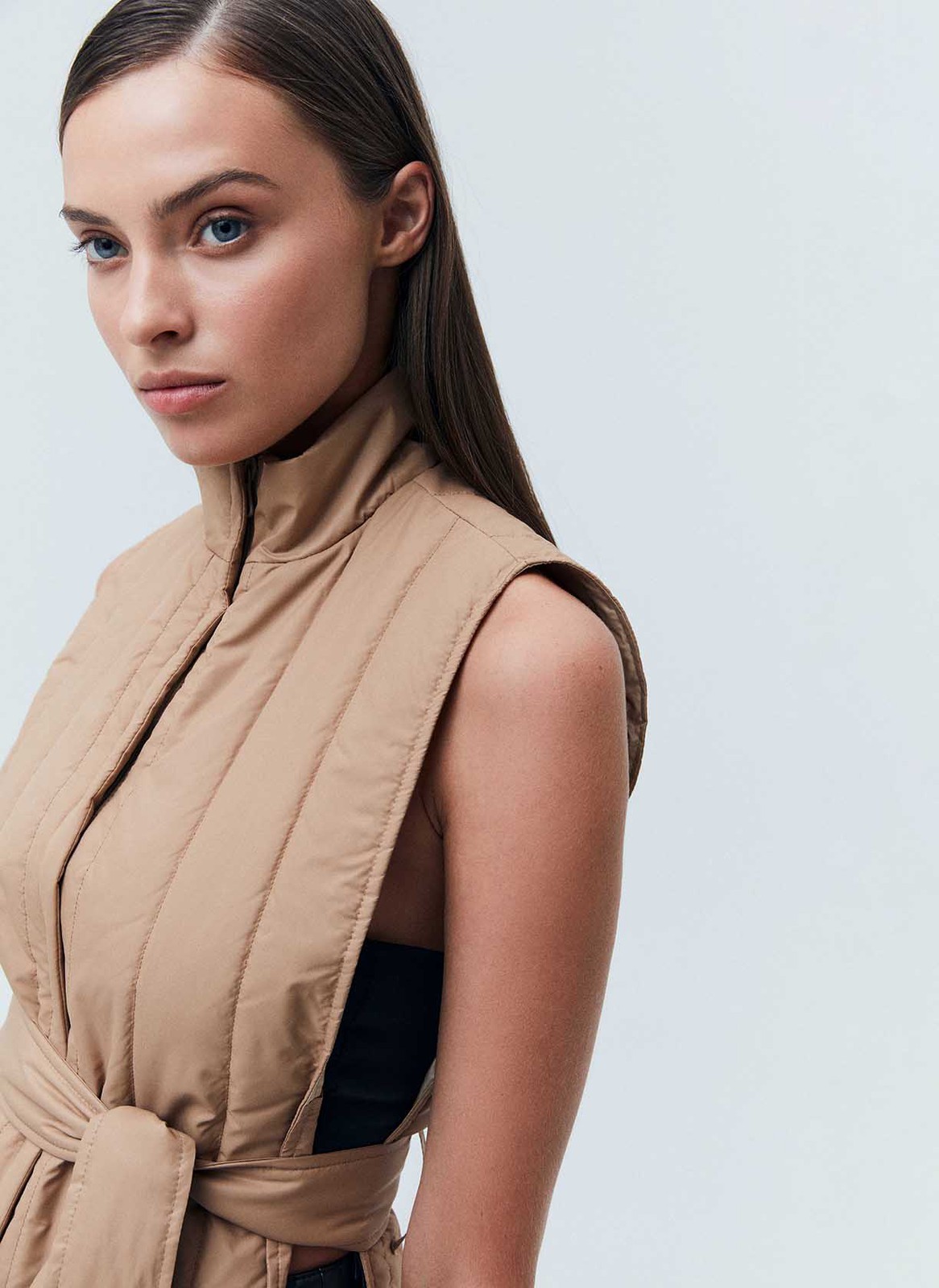 


Утеплённая стеганая манишка. Универсальная длина, чтобы можно было носить под пальто. Модель с поясом для комфортной посадки. Мы постарались подобрать бежевый оттенок, который наиболее близко подходит к пальто цвета Кэмел. Надевайте поверх водолазок, лонгсливов и джемперов. Ткань имеет минимальный водоотталкивающий эффект. Использование зонта обязательно. При использовании вторым слоем температурный режим может быть значительно ниже.

Температурный режим от +5 до +15 C



На модели размер XS/S