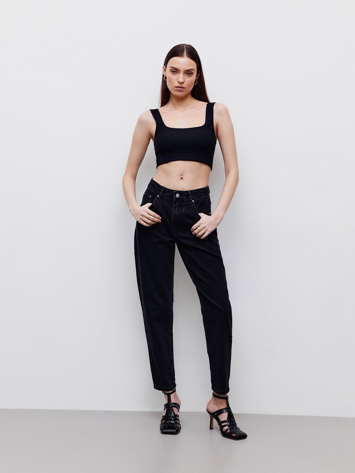 Базовая модель из плотного хлопка, хорошо держат форму. Цвета легко впишутся в гардероб и дополнят любой образ.

