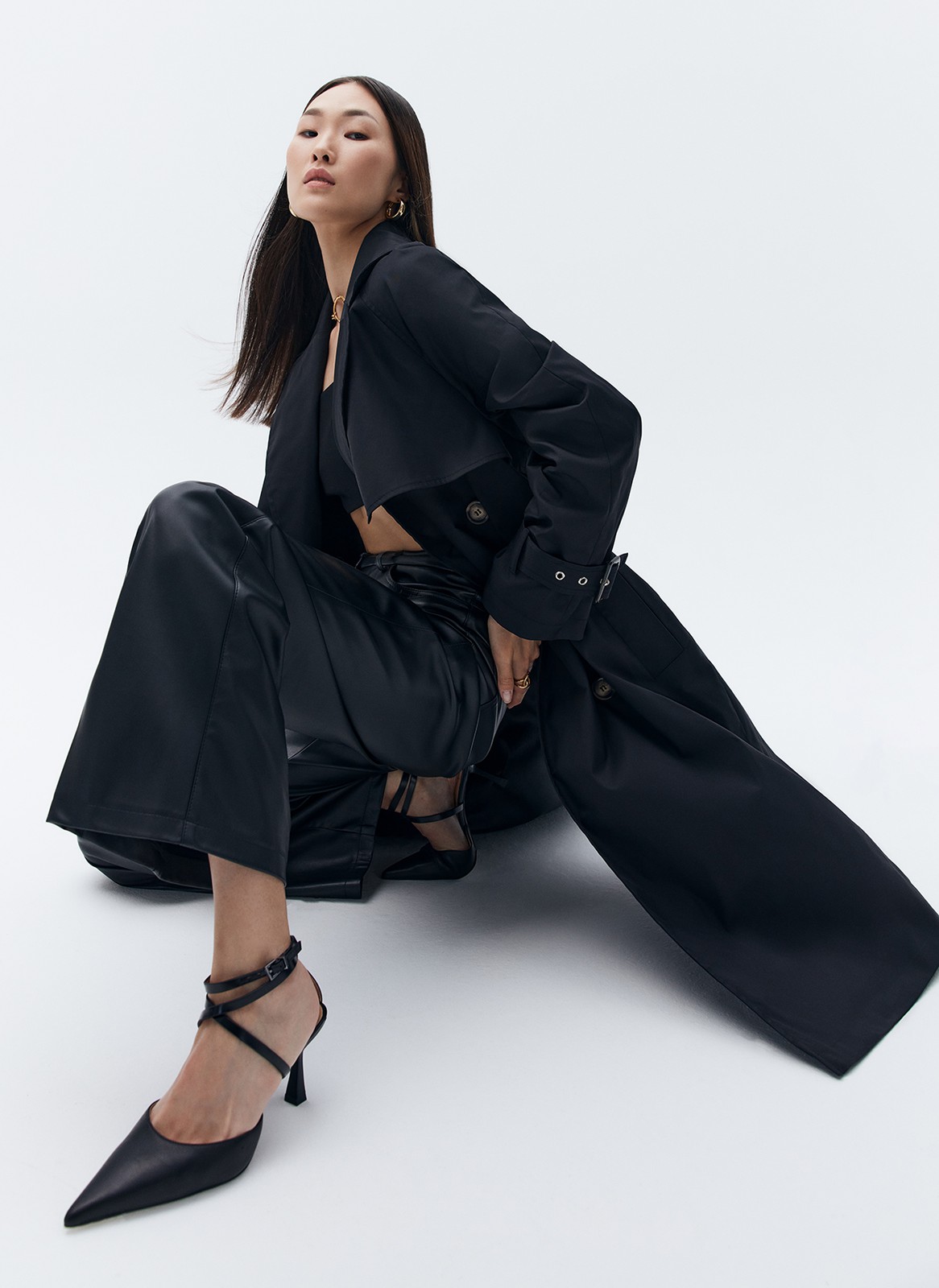 Тренч, цвет: Черный Allweneed Плащдвубортного кроя с застежкой на крупные однотонные пуговицы. Отлетная кокетка, А-силуэт и длинный пояс на талии добавляют образу легкости, а цветовая гамма создает поистине весеннее настроение.