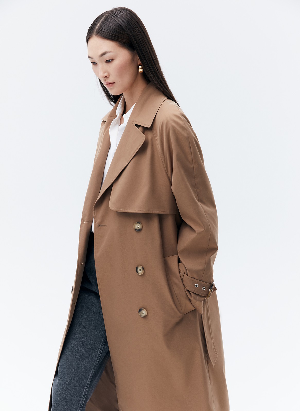 Тренч, цвет: кэмел Allweneed Плащдвубортного кроя с застежкой на крупные однотонные пуговицы. Отлетная кокетка, А-силуэт и длинный пояс на талии добавляют образу легкости, а цветовая гамма создает поистине весеннее настроение.