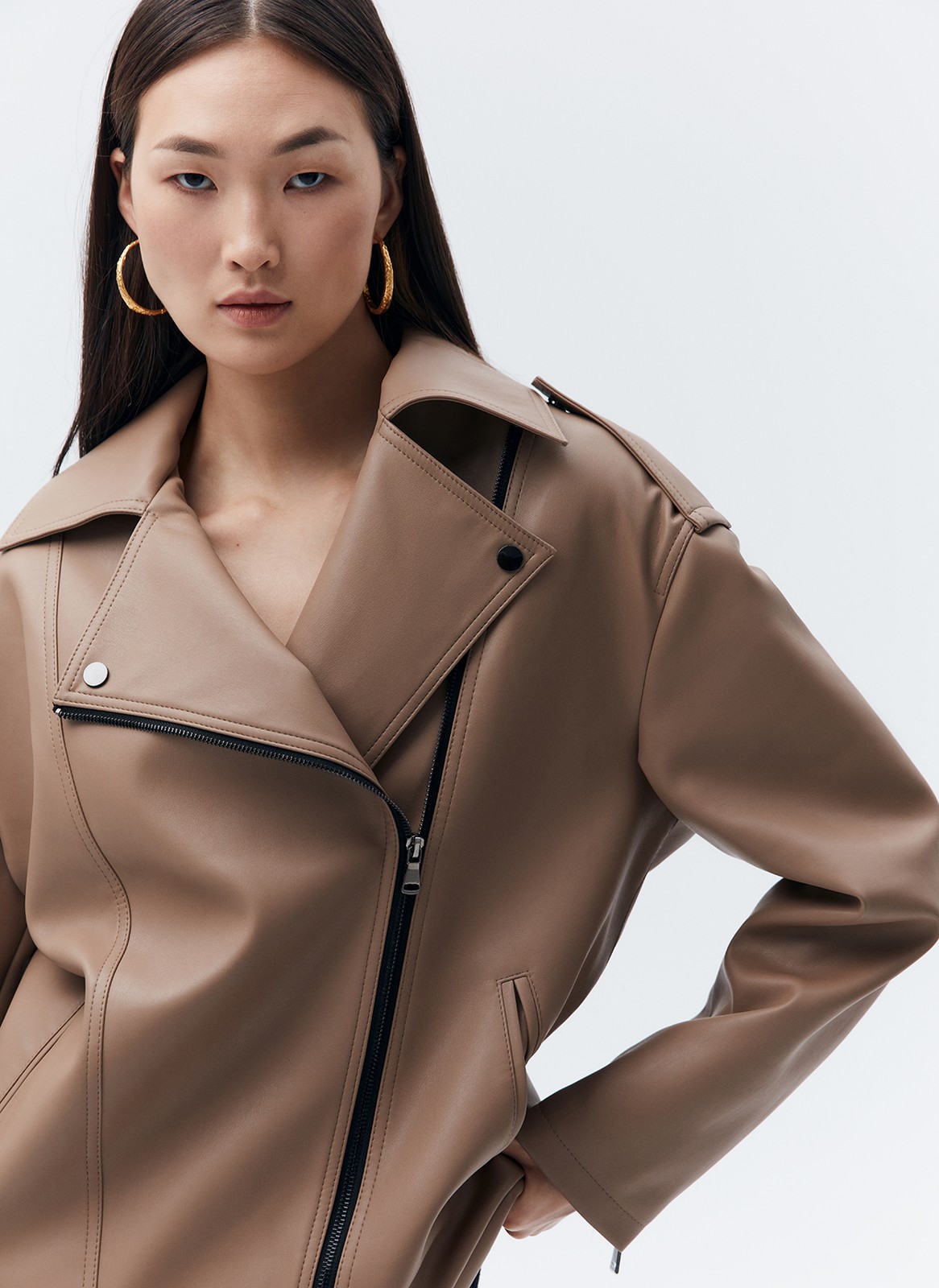 Куртка-косуха oversize из экокожи, цвет: кэмел Allweneed Удлиненная куртка-косуха актуальна во все времена. Модель oversize выполнена из плотной и качественной экокожи. Куртка с широким воротником и двумя удобными карманами. Мы добавили металлическую фурнитуру и погоны. Классическая косая застежка и застежка-молния на рукавах. Рабочие кнопки на поясе и две декоративные кнопки на лацканах. Мы любим ее носить с джинсами и рубашкой. Три базовых цвета: чёрный, кэмел и молочный с черной фурнитурой.