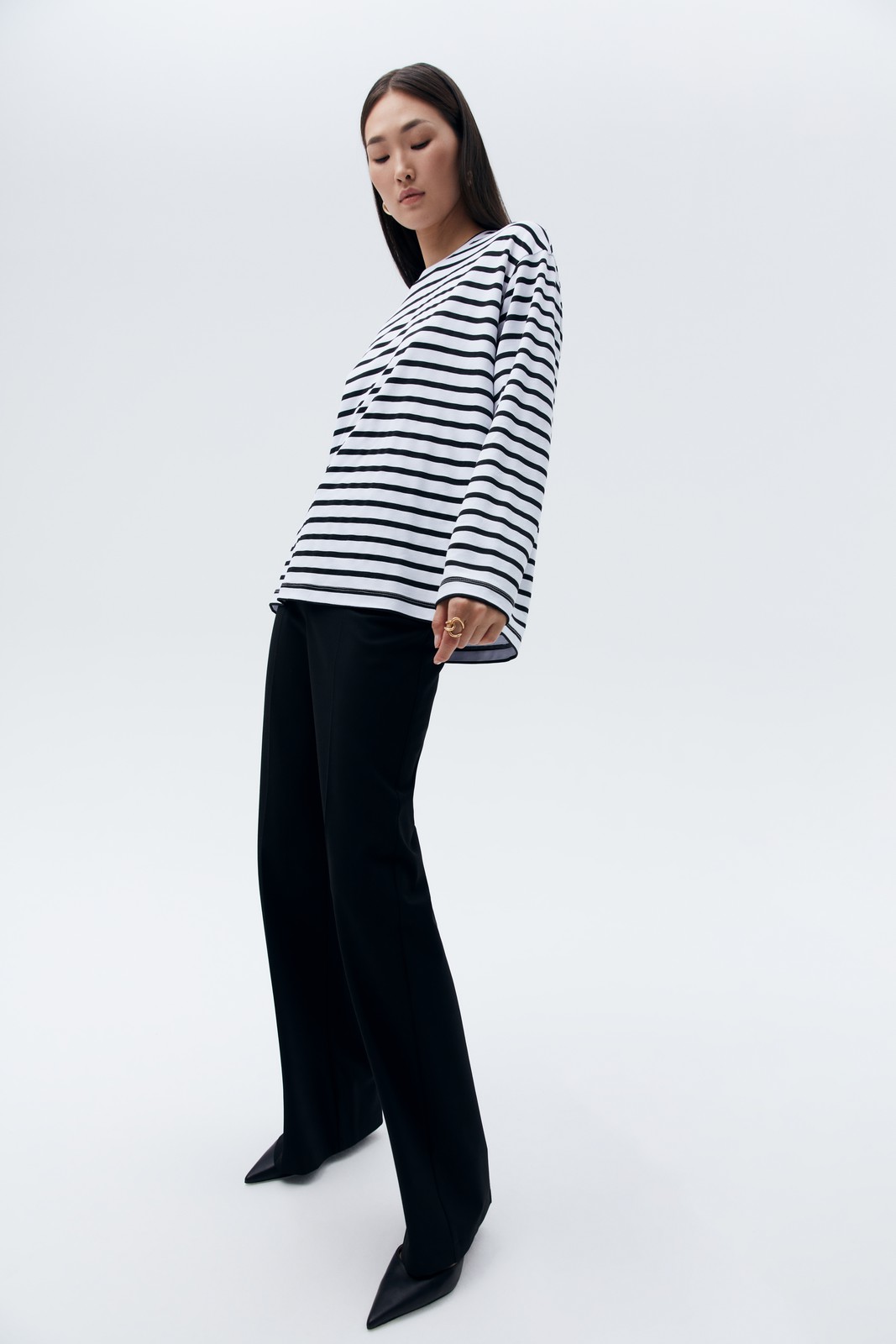 Лонгслив в полоску с разрезом, цвет: белый в черную полоску Allweneed Лонгсливсвободного кроя из мягкого трикотажного полотна. Актуальный удлиненный рукав и спущенная пройма. Акцентная деталь модели разрезы по боковым швам. Принт в полоску, который будет всегда популярен. Благодаря приятной на ощупь ткани и отличному составу, вам будет комфортно в лонгсливецелый день. Мы советуем носить эту модель с классическими джинсами и юбками любой длины.