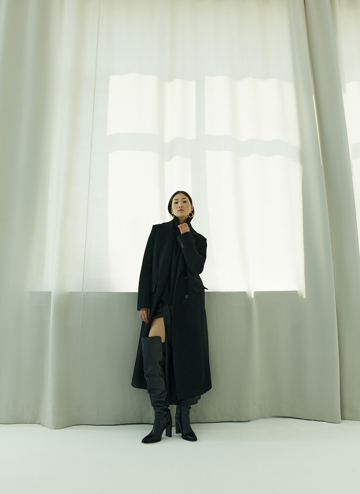 


Двубортное пальто длины миди из итальянской шерстяной ткани. Модель прямого силуэта с классической линией плеч. Два накладных кармана. Пальто, которое подойдет к лаконичному образу на каждый день и к строгому костюму и вечернему платью. Ткань высокого качества имеет характерный легкий отблеск, что добавляет образу немного шика. Модель достаточно свободная, поэтому вы можете легко передвигаться по городу.

Температурный режим до +5 C

