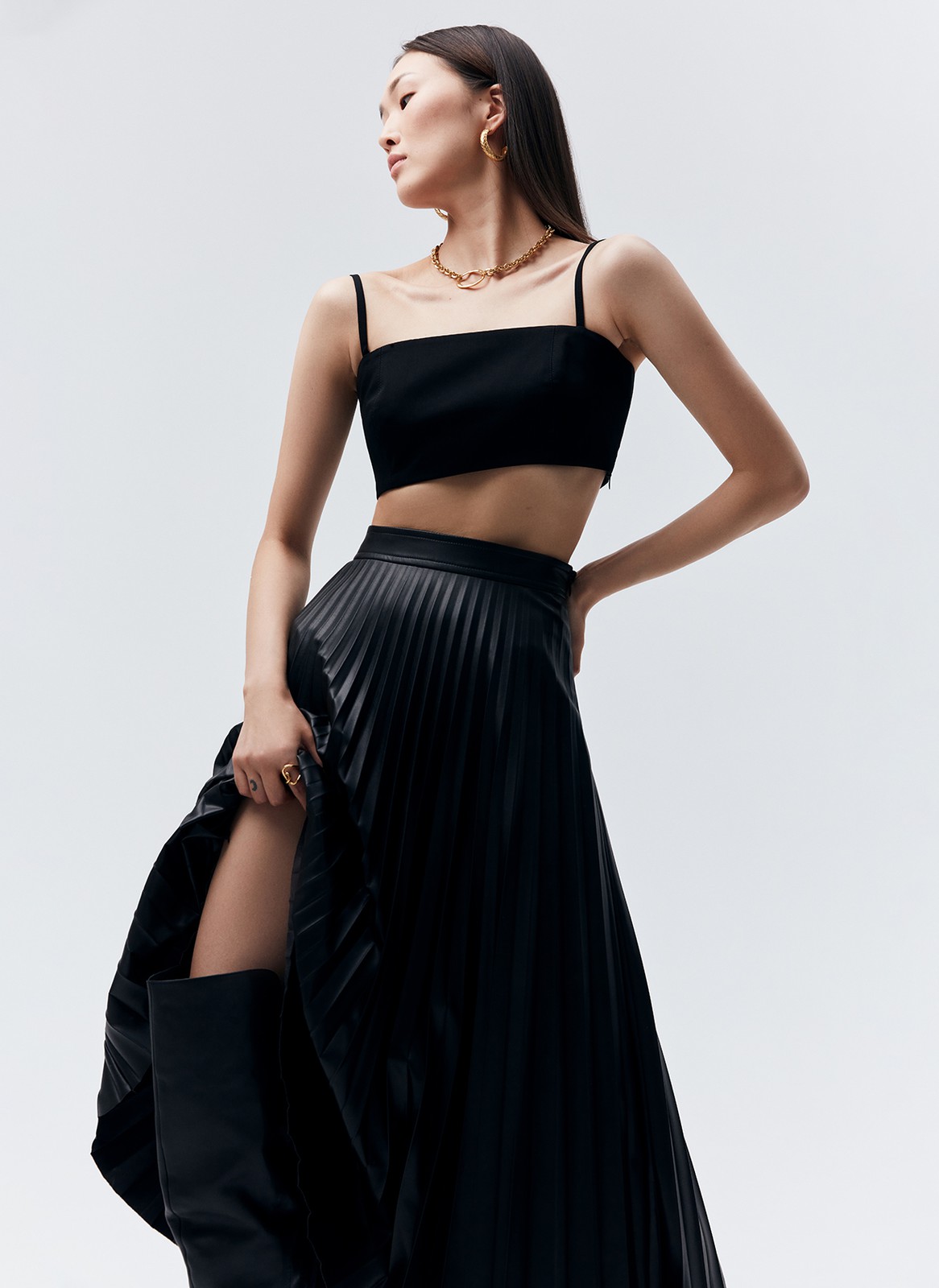 Юбка гофре из экокожи, цвет: Черный Allweneed
Юбка-гофре из мягкой экокожи на ворсовой основе. Модель на поясе. Материал хорошо держит форму, поэтому вы можете быть спокойны за внешний вид изделия даже после активного дня. Для комфорта мы добавили потайную молнию в боковом шве. Мы уже продумали в голове образ для свидания, с водолазкой и аккуратными украшениями. Изделие можно надевать как летом, так и зимой.