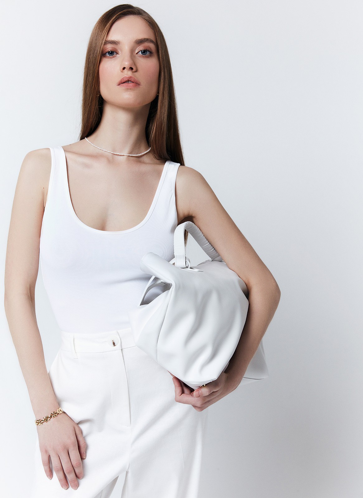 МАЙКА, цвет: молочный Allweneed Майка в тонкий рубчик основа базового гардероба. Эластичный трикотаж комфортно облегает силуэт. Ткань очень приятная на ощупь. Можно заправлять майку или носить навыпуск. Носите как с костюмами, так и с шортами на летней прогулке.
На модели размер XS