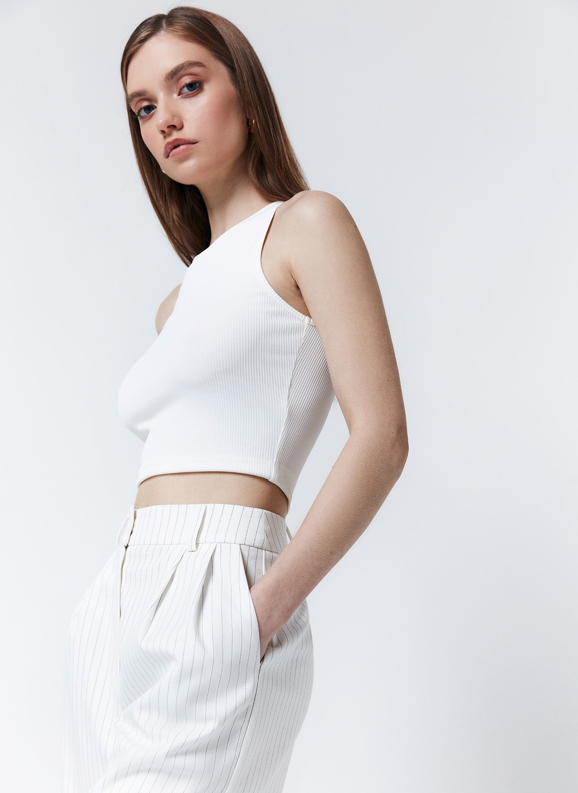 ТОП УКОРОЧЕНЫЙ, цвет: молочный Allweneed Укороченный топ с круглой горловиной и широкими проймами. Для модели мы выбрали мягкий трикотаж в рубчик, который комфортно облегает силуэт и охлаждает кожу. Модель дополнит летние образы с шортами, брюками и джинсами с высокой посадкой.
На модели размер XS