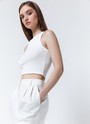 ТОП УКОРОЧЕНЫЙ, цвет: молочный Allweneed Укороченный топ с круглой горловиной и широкими проймами. Для модели мы выбрали мягкий трикотаж в рубчик, который комфортно облегает силуэт и охлаждает кожу. Модель дополнит летние образы с шортами, брюками и джинсами с высокой посадкой.
На модели размер XS