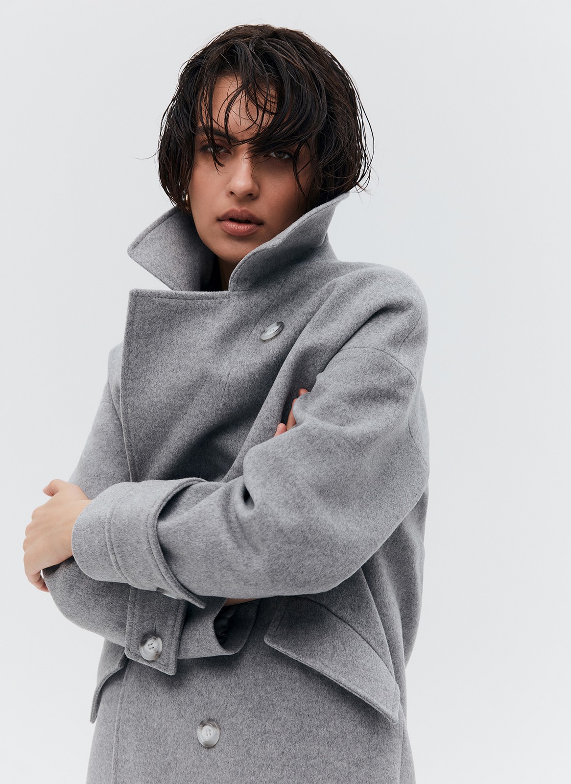 Пальто-кокон двубортное из шерсти и кашемира, цвет: светло-серый меланж Allweneed Свободное пальто из премиальной шерсти на пуговицах. Мы выполнили модель из итальянской шерсти и нежного кашемира, который дарит благородный сатиновый блеск. Актуальный силуэт кокон, длина миди и шлица сзади для удобства движений. Линия плеча немного спущена, застежка на четыре контрастные пуговицы и прорезные по диагонали карманы с клапанами. Пальто дополнит осенние образы с джинсами и брюками, с платьями-свитерами и высокими сапогами.
Температурный режим до +5 C
На модели размер XS