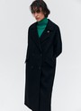 Свободное пальто на пуговицах. Актуальный силуэт кокон, длина миди и шлица сзади для удобства движений. Линия плеча немного спущена, застежка на четыре контрастные пуговицы и прорезные по диагонали карманы с клапанами. Модель дополнит осенние образы с джинсами и брюками, с платьями-свитерами и высокими сапогами.

Температурный режим до +5 C

