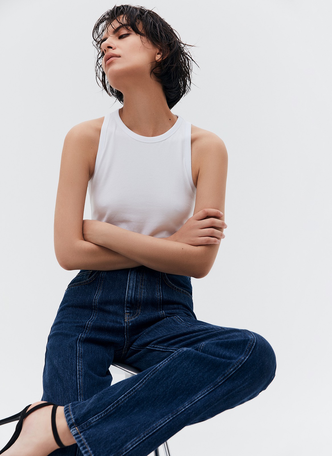 


Майка из мягкого трикотажа. Приятный материал, который хорошо держит форму. Круглая горловина. Можно носить самостоятельно или под любимый джемпер