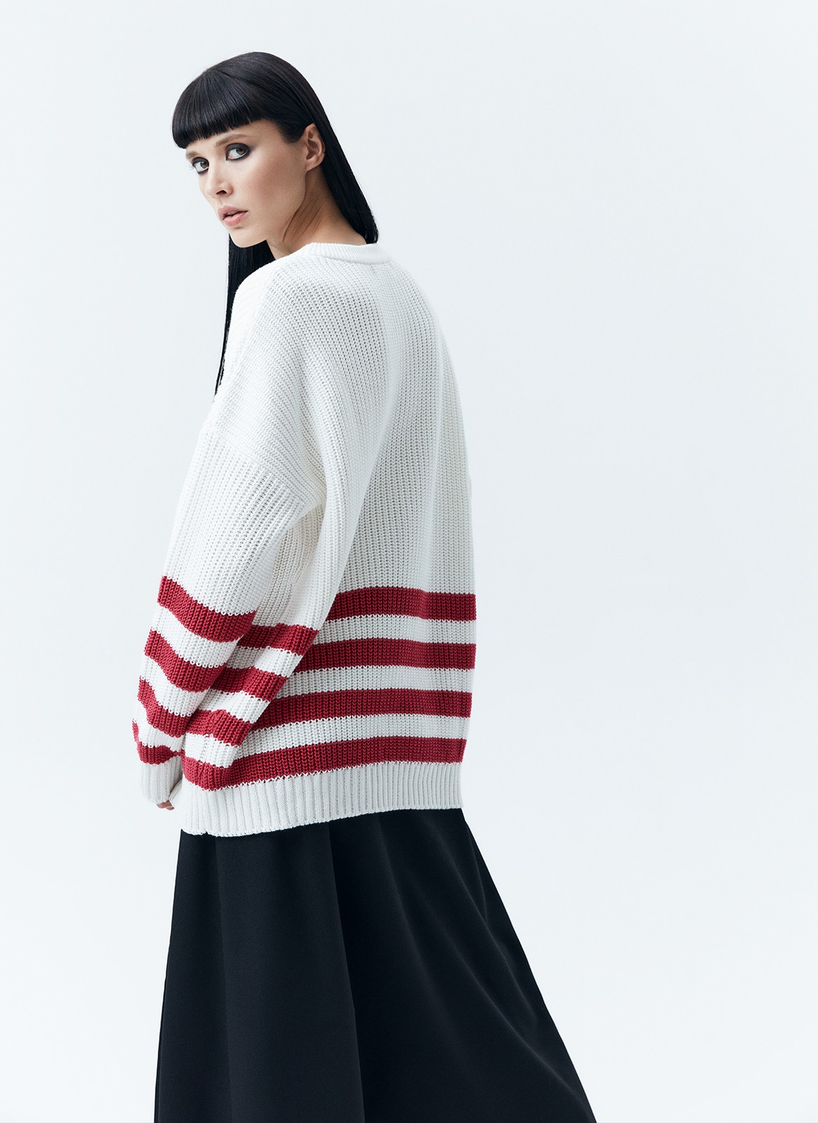 Свитер oversize в полоску, цвет: МОЛОЧНЫЙ В РОЗОВУЮ ПОЛОСКУ Allweneed
Свободный свитер с принтом полоска. Круглая горловина и слегка спущенное плечо. Полосы на рукавах логично продолжают рисунок на фронтальной части. Эту модель мы выполнили из мягкой смесовой ткани, которая нежно относится к коже. Носите каждый день на прогулки, встречи с друзьями или стилизуйте для офиса с брюками и юбками.