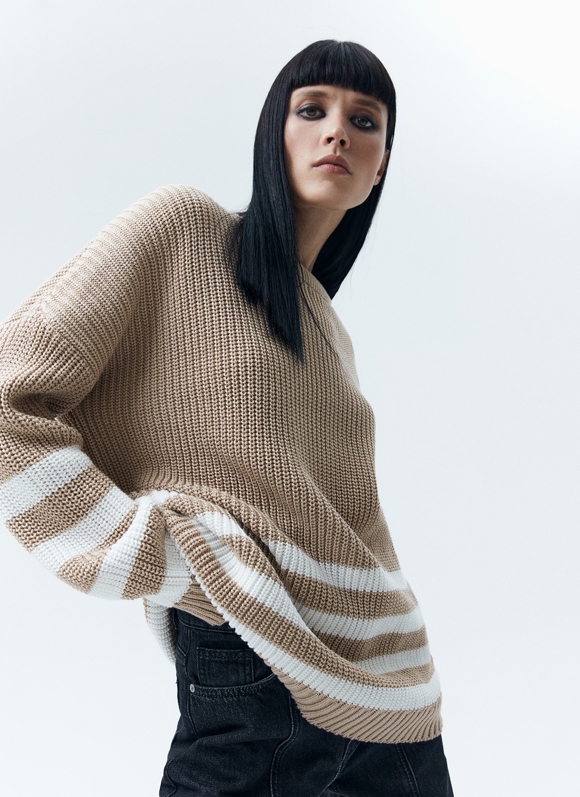 Свитер oversize в полоску, цвет: БЕЖЕВЫЙ В МОЛОЧНУЮ ПОЛОСКУ Allweneed
Свободный свитер с принтом полоска. Круглая горловина и слегка спущенное плечо. Полосы на рукавах логично продолжают рисунок на фронтальной части. Эту модель мы выполнили из мягкой смесовой ткани, которая нежно относится к коже. Носите каждый день на прогулки, встречи с друзьями или стилизуйте для офиса с брюками и юбками.