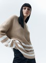 Свитер oversize в полоску, цвет: БЕЖЕВЫЙ В МОЛОЧНУЮ ПОЛОСКУ Allweneed
Свободный свитер с принтом полоска. Круглая горловина и слегка спущенное плечо. Полосы на рукавах логично продолжают рисунок на фронтальной части. Эту модель мы выполнили из мягкой смесовой ткани, которая нежно относится к коже. Носите каждый день на прогулки, встречи с друзьями или стилизуйте для офиса с брюками и юбками.