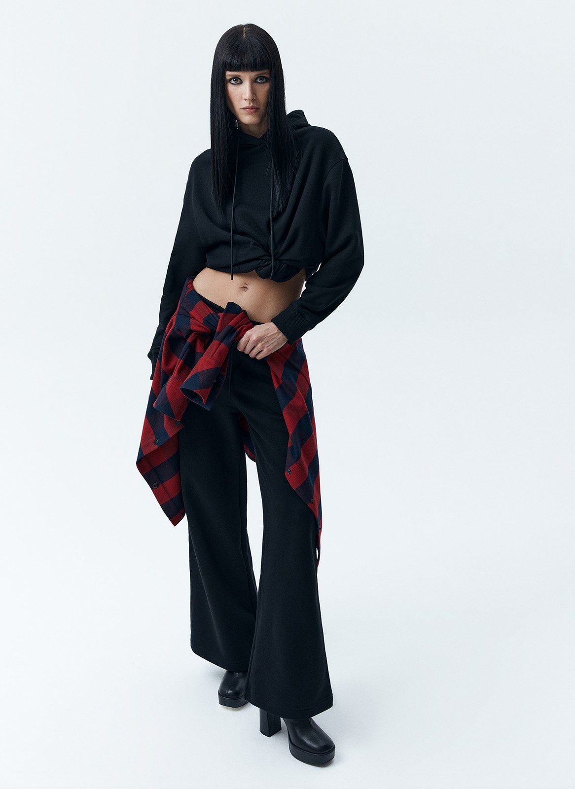 Брюки широкие, цвет: Черный Allweneed
Широкие брюки из мягкого трикотажа. Удобный эластичный пояс на шнурке. Брюки полной длины, поэтому они делают фигуру визуально стройнее. Ткань очень приятна на ощупь. Мы можем провести в этих брюках целый день: дома, на прогулке или в поездке. Советуем сочетать с худи из нашей линейки Комфорт.