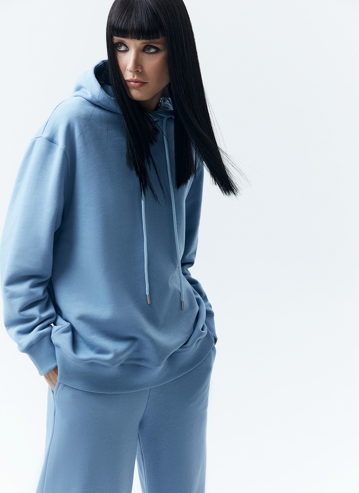 Худи Oversize, цвет: деним Allweneed
Свободное худи из мягкой ткани. Ткань очень приятно касается тела и позволяет вашей коже дышать. Удобный капюшон на кулиске. Прекрасный вариант, чтобы пробежаться до ближайшей пекарни выходным днем. Носите комплектом с трикотажными брюками или с любым низом из гардероба.
На модели размер XS/S