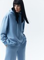 Худи Oversize, цвет: деним Allweneed
Свободное худи из мягкой ткани. Ткань очень приятно касается тела и позволяет вашей коже дышать. Удобный капюшон на кулиске. Прекрасный вариант, чтобы пробежаться до ближайшей пекарни выходным днем. Носите комплектом с трикотажными брюками или с любым низом из гардероба.
На модели размер XS/S
