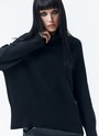 Джемпер oversize с высокой горловиной, цвет: Черный Allweneed
Джемпер oversize из мягкого хлопка и нежного кашемира. Высокая горловина оформлена ребристой окантовкой для уютного образа и защищает от сильного ветра, а спущенное плечо позволяет носить джемпер с футболками и водолазками для тепла. Модель легко садится под пальто с отложным воротником и заменяет шарф при плохой погоде. Джемпер станет отличным дополнением базового гардероба.