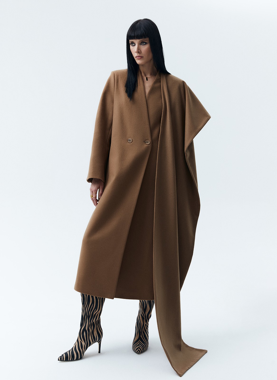 ПАЛЬТО МАКСИ С ОБЪЁМНЫМ ШАРФОМ, цвет: кэмел Allweneed
Новое объемное пальто из линейки Тренд. Двубортная модель без лацканов и воротника. Минималистичное пальто, но с увеличенной линией плеча и расширенным рукавом для свободы в движениях. Застежка на пуговицы и два кармана по бокам. Акцентная деталь изделия объемный шарф из собственной ткани, который завершает образ и делает его более утонченным. В этом пальто уютно прятаться от ветра.
Температурный режим до +5 C