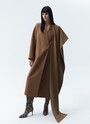 ПАЛЬТО МАКСИ С ОБЪЁМНЫМ ШАРФОМ, цвет: кэмел Allweneed
Новое объемное пальто из линейки Тренд. Двубортная модель без лацканов и воротника. Минималистичное пальто, но с увеличенной линией плеча и расширенным рукавом для свободы в движениях. Застежка на пуговицы и два кармана по бокам. Акцентная деталь изделия объемный шарф из собственной ткани, который завершает образ и делает его более утонченным. В этом пальто уютно прятаться от ветра.
Температурный режим до +5 C