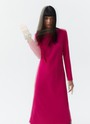 Платье миди по косой, цвет: фуксия Allweneed Платье длины миди. Плотная, приятная на ощупь вискоза. Модель с длинным рукавом и актуальным кроем по косой. Круглый вырез. Гармонично будет смотреться с длинными пальто и свободными жакетами. Для создания вечернего образа просто добавьте немного лаконичных украшений.
На модели размер XS