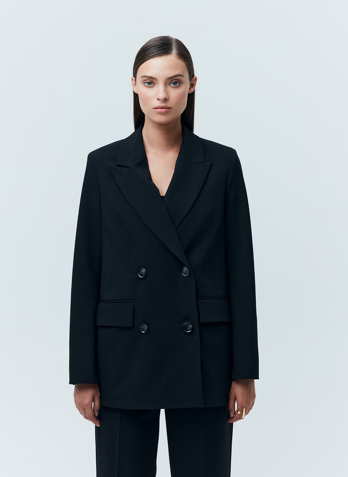 Двубортный жакет Oversize, цвет: Черный Allweneed
Двубортный жакет свободного силуэта. Два накладных кармана по бокам. Классическая линия плеча. Мы знаем, что вы полюбили модели oversize, поэтому приготовили для вас вариацию жакета в новом исполнении. Четыре оттенка: три базовых и один акцентный. Носите с брюками изколлекции или с джинсамина встречу с подругами.