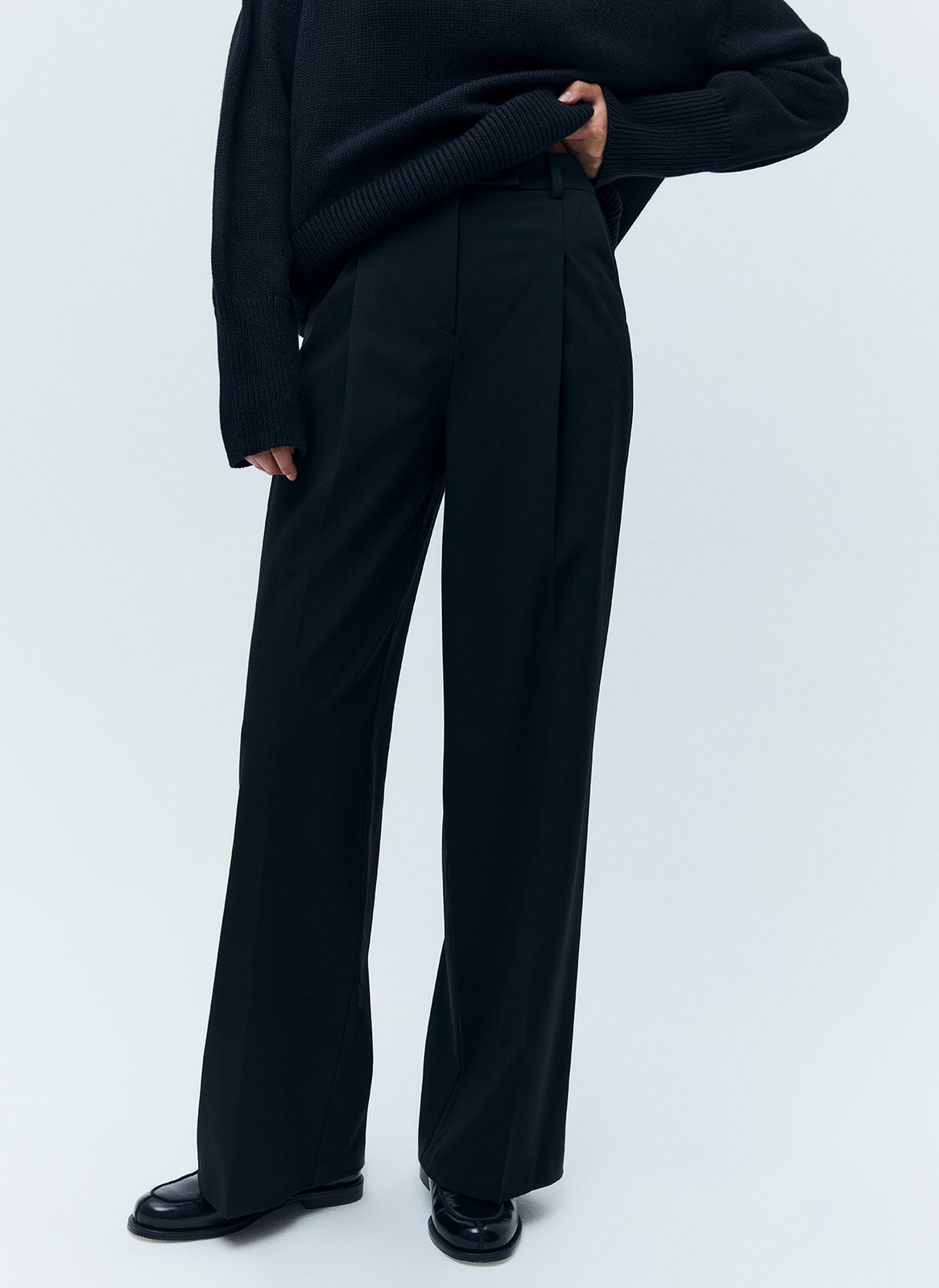 ПРЯМЫЕ БРЮКИ ПОЛНОЙ ДЛИНЫ, цвет: Черный Allweneed
Прямые брюки из костюмной ткани. Модель полной длины, которая вытягивает силуэт. Скрытая застежка на молнию и два прорезных кармана. Ткань хорошо держит форму и очень приятна к телу. Средняя посадка подходит девушкам с разным ростом. Носите с жакетом из новой коллекции или с любимыми топами, блузами и футболками.