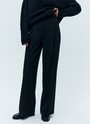 ПРЯМЫЕ БРЮКИ ПОЛНОЙ ДЛИНЫ, цвет: Черный Allweneed
Прямые брюки из костюмной ткани. Модель полной длины, которая вытягивает силуэт. Скрытая застежка на молнию и два прорезных кармана. Ткань хорошо держит форму и очень приятна к телу. Средняя посадка подходит девушкам с разным ростом. Носите с жакетом из новой коллекции или с любимыми топами, блузами и футболками.