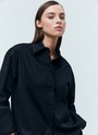 Рубашка oversize, цвет: Черный Allweneed Рубашка oversize из плотной ткани. Ткань пластичная и долго сохраняет первоначальный вид. Застежка на пуговицы и кокетка на спине для идеальной посадки. Благодаря перепаду длины и разрезам в боковых швах можно носить навыпуск с легинсами и велосипедками. Рубашку нам нравится надевать вместо легкого кардигана на сарафаны, топы и футболки. Сочетайте ее с изделиями из коллекции по настроению в любое время года.