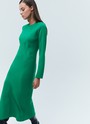 Платье миди по косой, цвет: зеленый Allweneed Платье длины миди. Плотная, приятная на ощупь вискоза. Модель с длинным рукавом и актуальным кроем по косой. Круглый вырез. Гармонично будет смотреться с длинными пальто и свободными жакетами. Для создания вечернего образа просто добавьте немного лаконичных украшений.
На модели размер XS