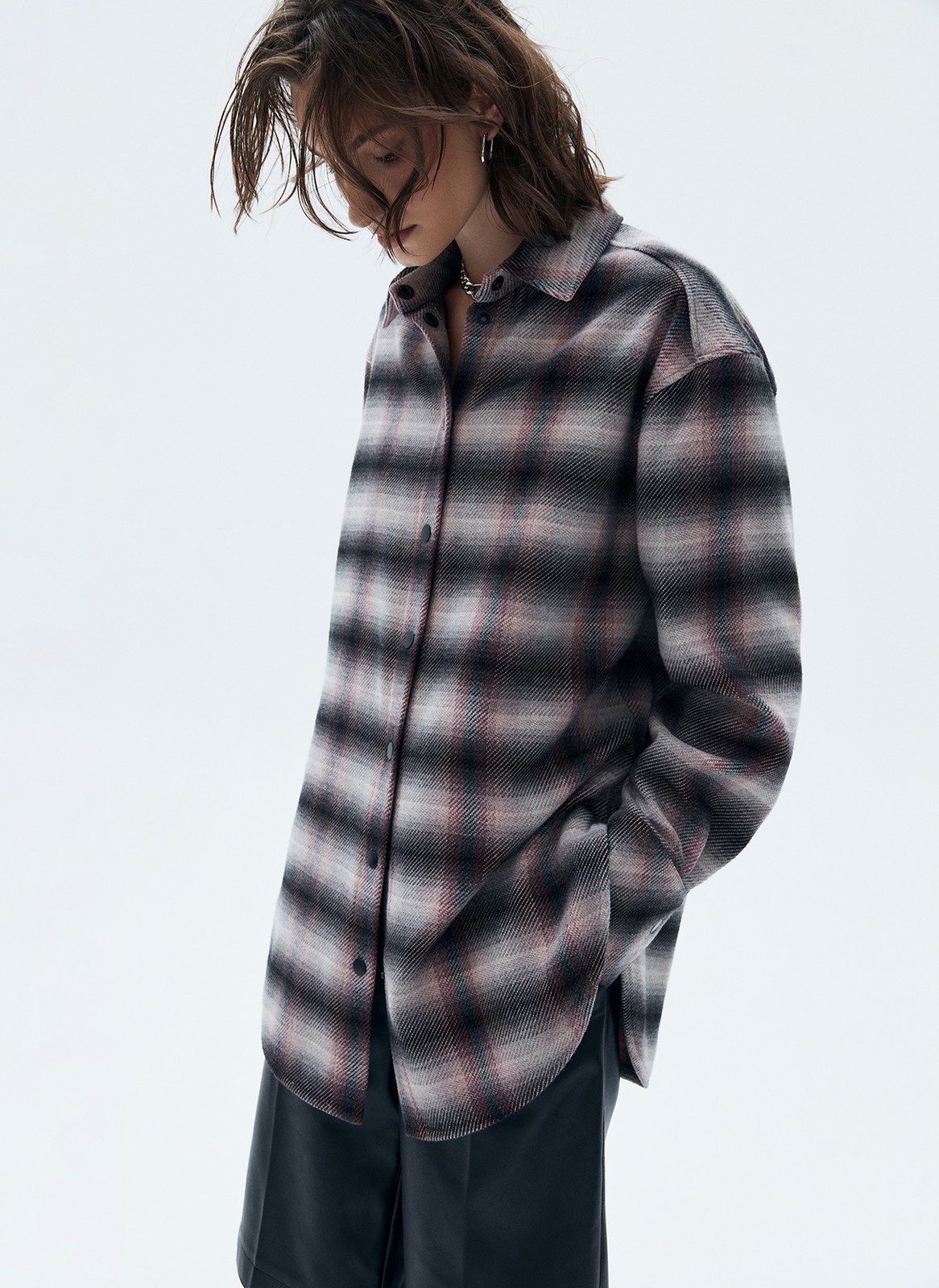 Рубашка OVERSIZE, цвет: серо-розовая клетка Allweneed
Рубашка свободного кроя. Классический воротник-стойка и застежка на пуговицы. Разрезы по бокам для более комфортной посадки. Ткань достаточно плотная, поэтому вы можете надеть эту модель вместо верхней одежды на ранююосень. Мы рекомендуем носить рубашку как легкую версию кардигана с платьями и топами.