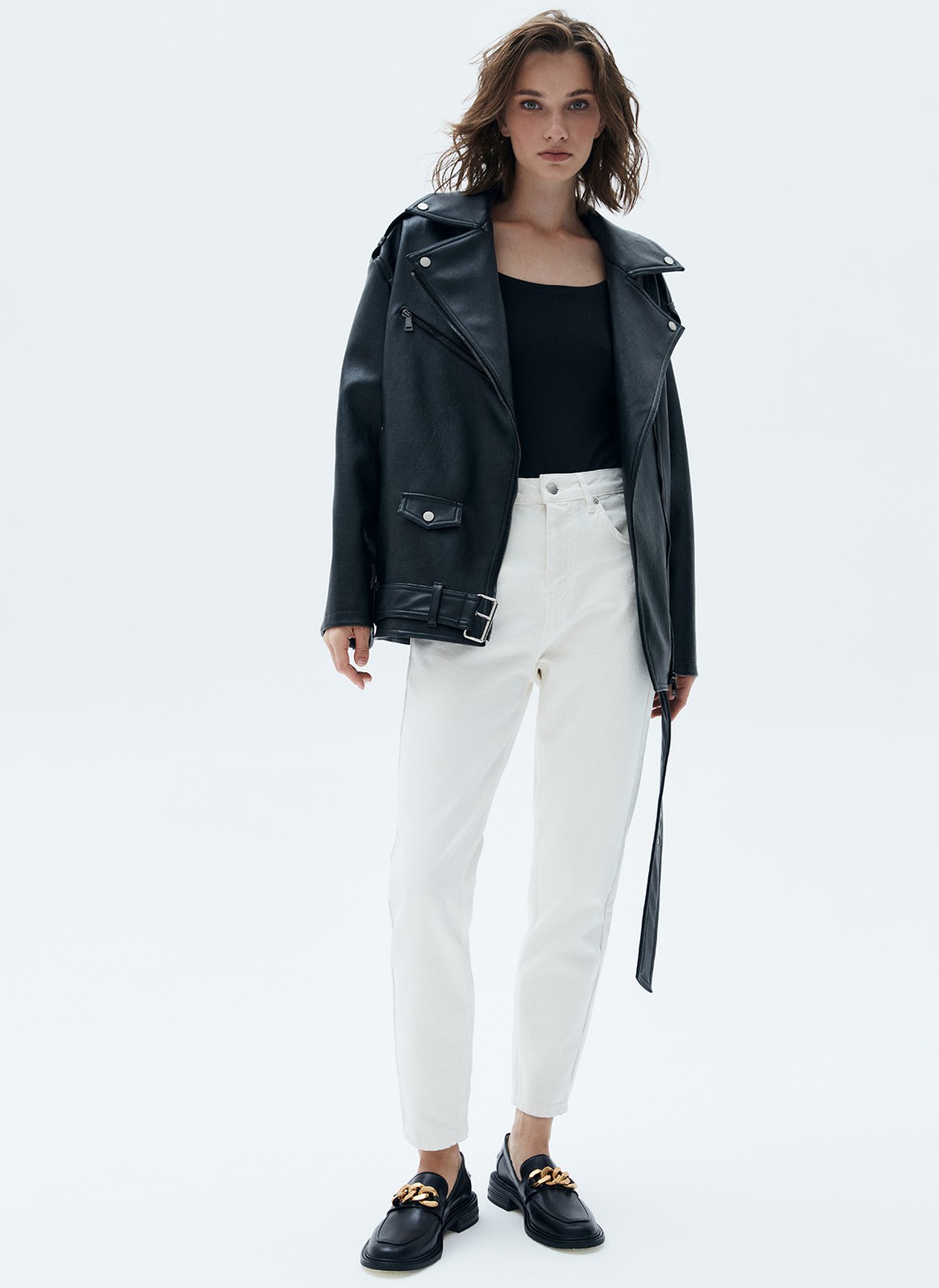 Базовая модель из плотного хлопка, хорошо держат форму. Цвета легко впишутся в гардероб и дополнят любой образ.

