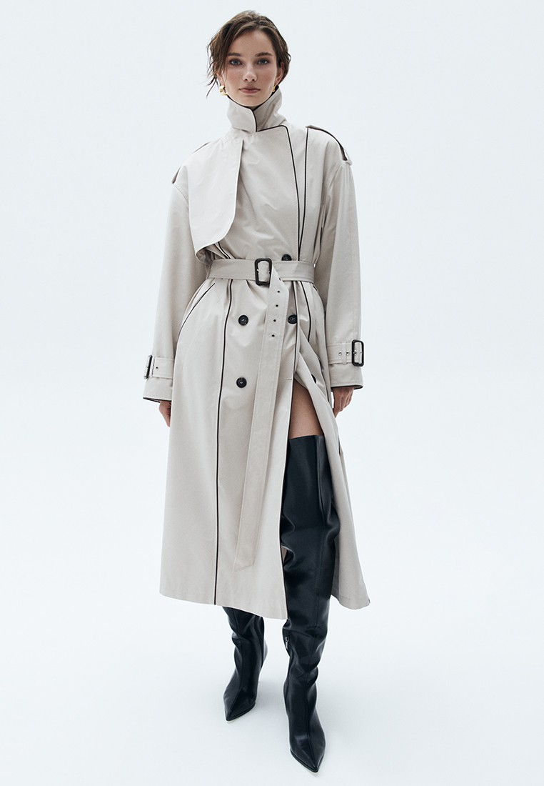 Двубортный удлинённый тренч oversize с кантом, цвет: бежевый Allweneed
Двубортный плащ из ткани с водоотталкивающей пропиткой. Свободная посадка и длина миди. В модели присутствуют классические детали тренча, которые пришли к нам из мужского гардероба: паты, погоны, застежка на пуговицы и отлетная кокетка. Два прорезных кармана и пояс, чтобы подчеркнуть талию. Мы готовы носить эту модель в любое время года, ведь в ней будет комфортно даже в переменчивую погоду. Ткань имеет небольшой водоотталкивающий эффект. Использование зонта обязательно. Создавайте смелые современные или утонченные образы в стиле старых фильмов.
Температурный режим от +15 до +20 C
На модели размер XS/S