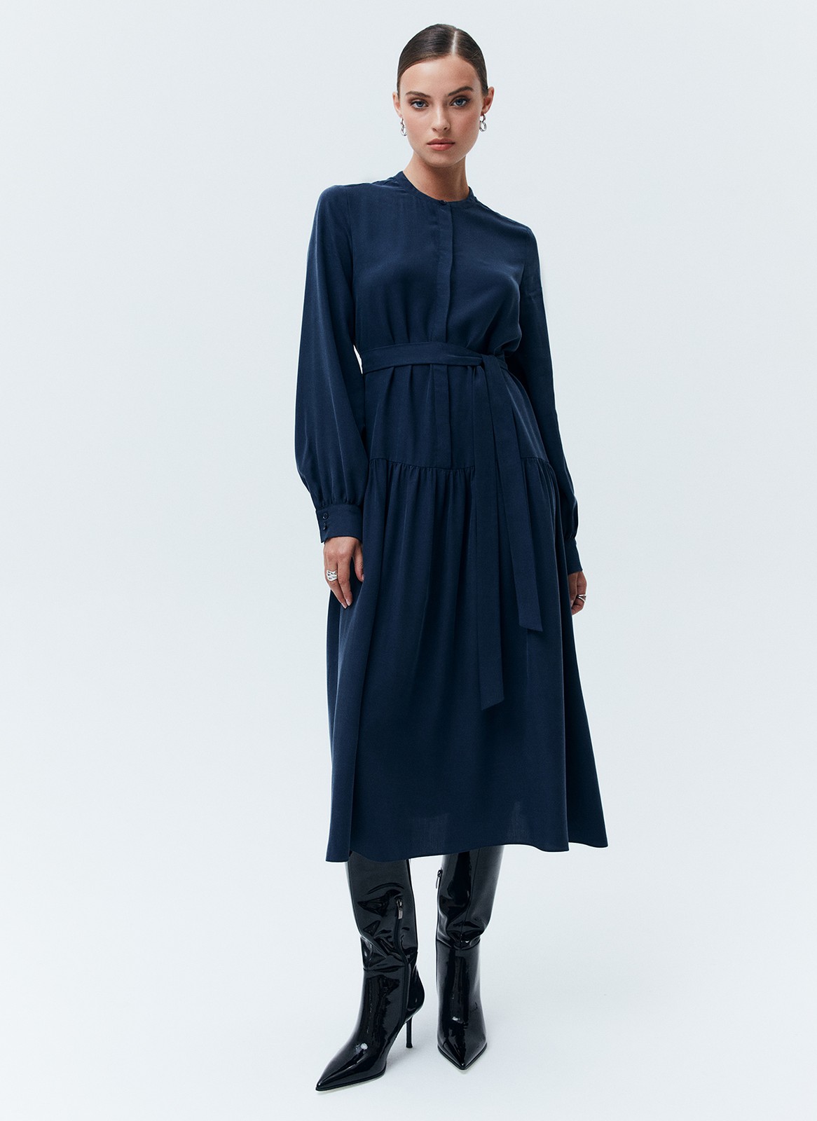 


Платье-миди с юбкой на складке. Воздушные рукава с манжетами. Мы сделали акцент на талии для женственного и романтичного силуэта. Есть съемный пояс. Закрытое декольте добавляет нотку ретро-духа. Ткань красиво струится при ходьбе. Эту модель легко стилизовать как для образа в офис, так и для свидания вечером. Сочетайте с аккуратной обувью и лаконичными украшениями.

На модели размер XS