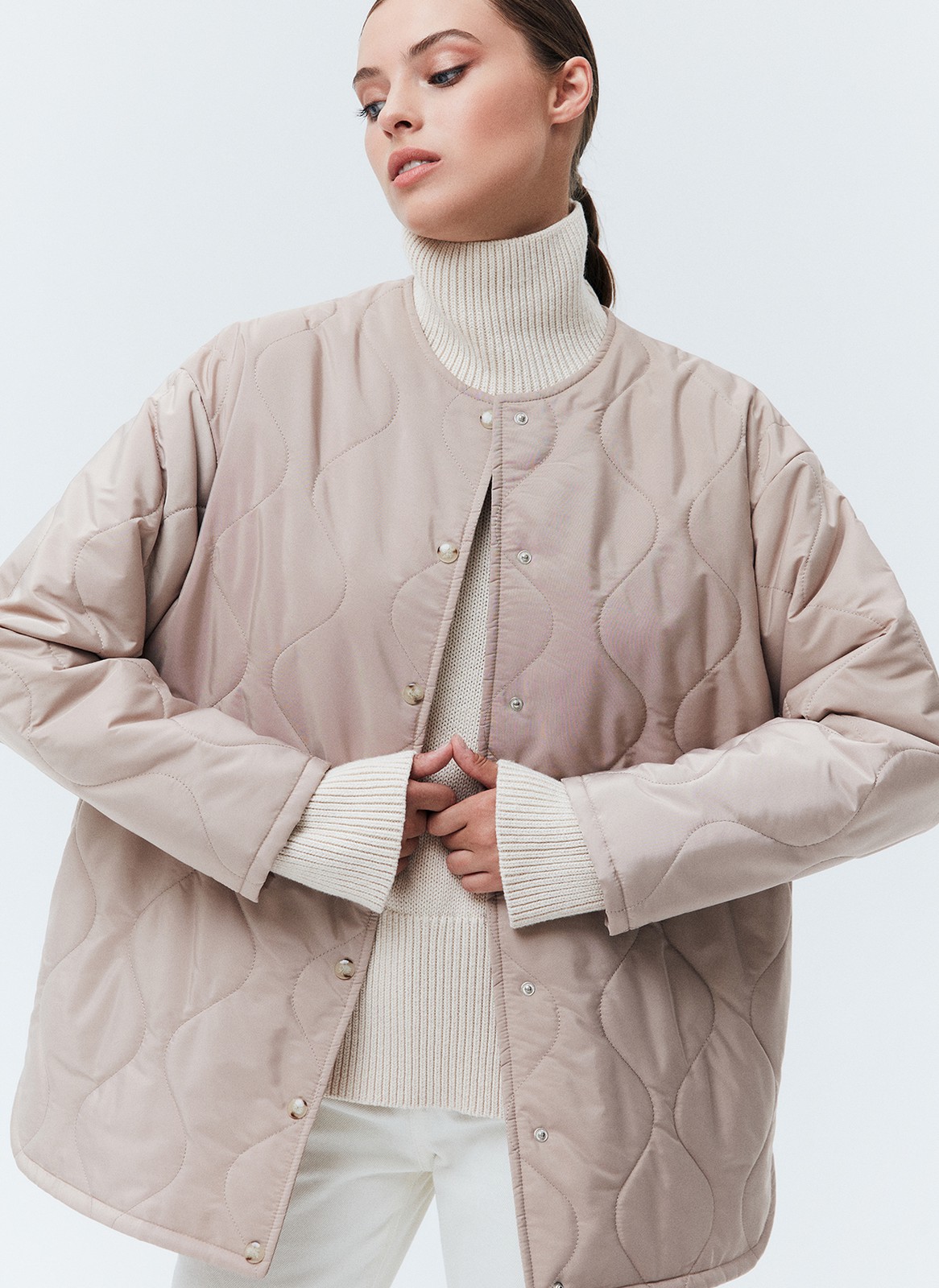 


Куртка на синтепоне свободного кроя. Комфортное спущенное плечо. Удобная застежка на кнопки. Мы любим надевать эту модель на мягкий лонглисв с джинсами и отправляться на прогулку. Ткань имеет минимальный водоотталкивающий эффект. Использование зонта обязательно.

Температурный режим от +5 до +15 C



