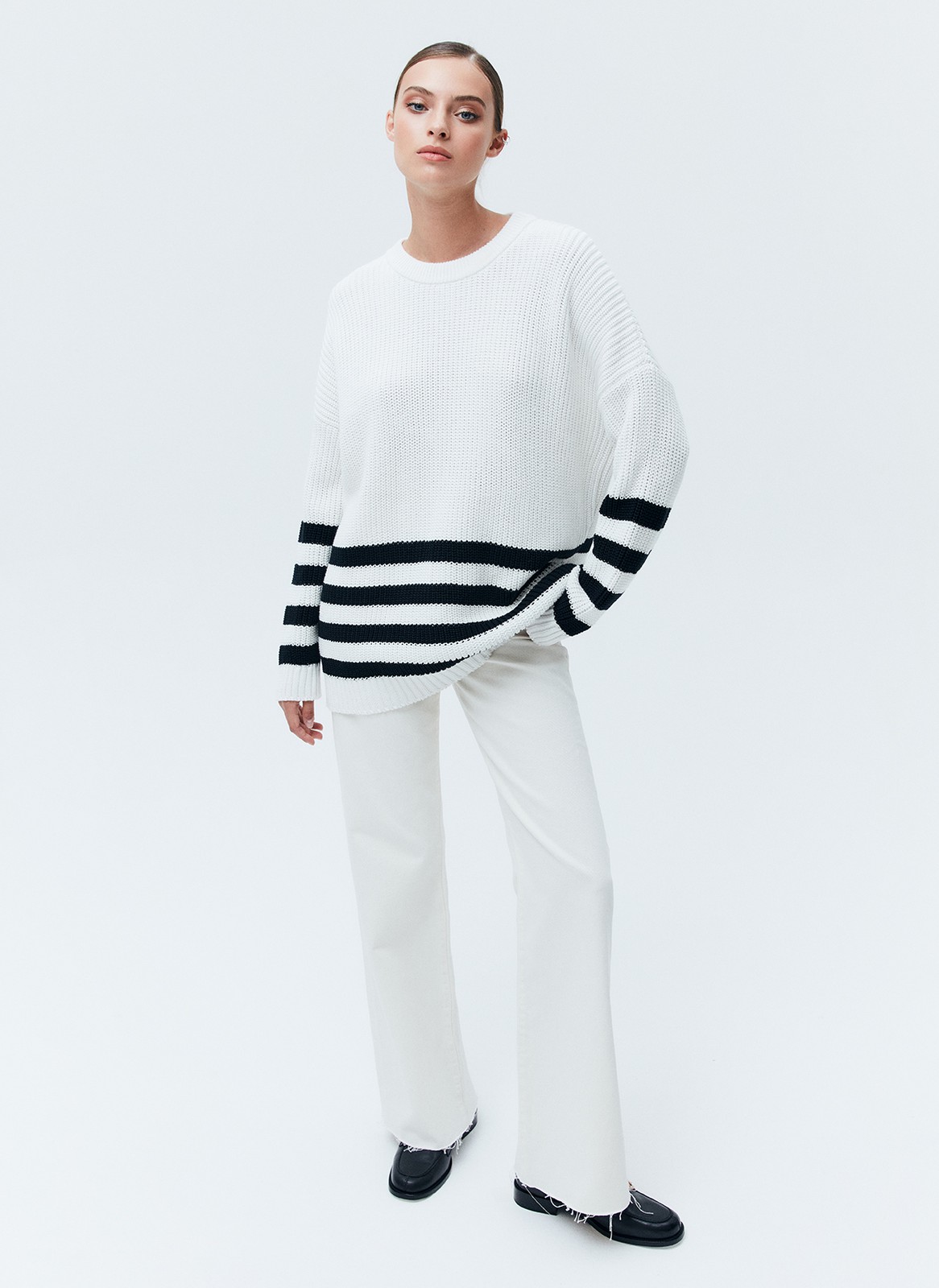 Свитер oversize в полоску, цвет: МОЛОЧНЫЙ В ЧЕРНУЮ ПОЛОСКУ Allweneed
Свободный свитер с принтом полоска. Круглая горловина и слегка спущенное плечо. Полосы на рукавах логично продолжают рисунок на фронтальной части. Эту модель мы выполнили из мягкой смесовой ткани, которая нежно относится к коже. Носите каждый день на прогулки, встречи с друзьями или стилизуйте для офиса с брюками и юбками.