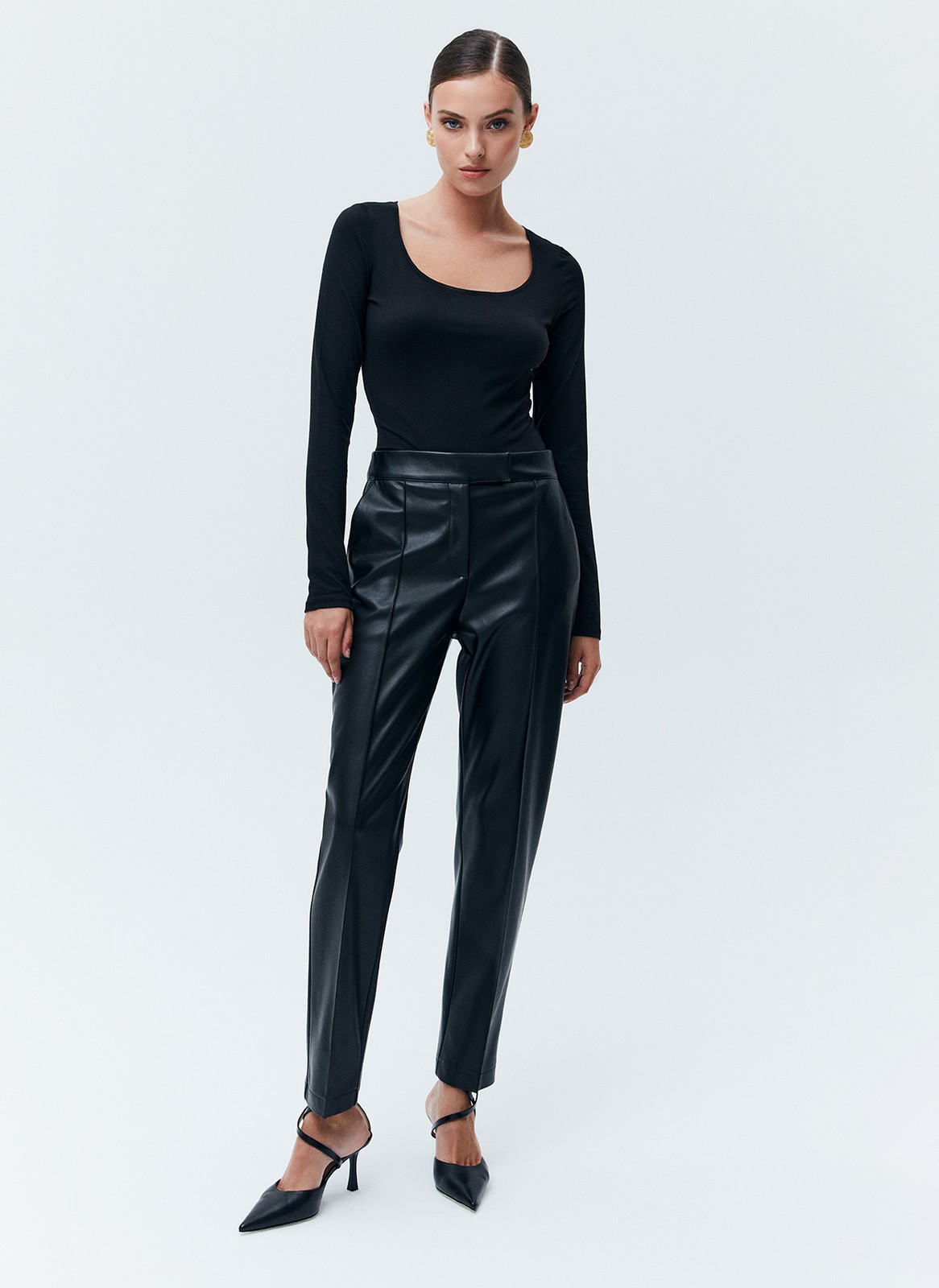 Зауженные брюки из экокожи со средней посадкой, цвет: Черный Allweneed
Брюки из мягкой экокожи на средней посадке. Экокожа имеет приятную подложку, благодаря которой модель комфортно носить весь день. Брюки слегка сужаются к низу, чтобы вы могли их надевать как с высокими сапогами, так и с лоферами. Сочетайте с жакетом из коллекции или носите с любимыми блузами и футболками.