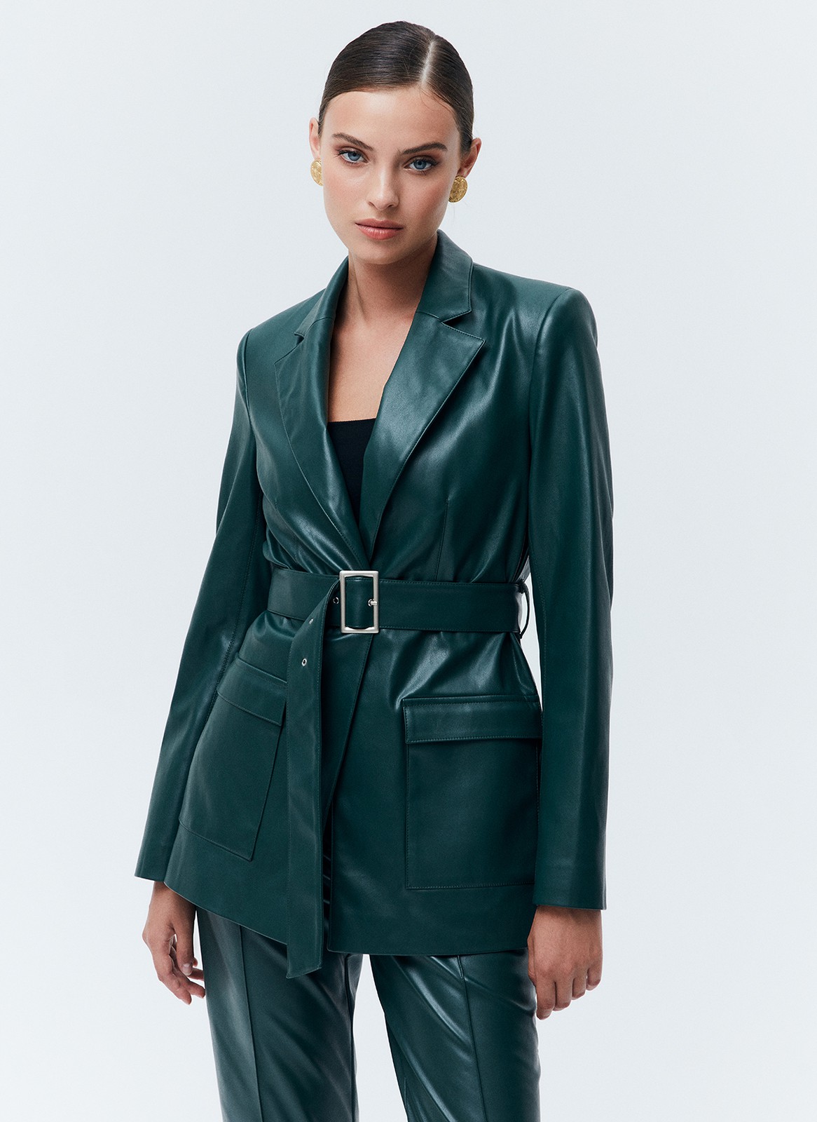 Однобортный жакет из экокожи, цвет: изумрудный Allweneed
Однобортный жакет из экокожи. Модель с акцентом на талии для женственного силуэта. Пояс в тон и два накладных кармана. Мы создали модель с классической линией плеча, которая обеспечивает красивую посадку. Изделие можно сочетать как с базовыми джинсами, так и с вечерними платьями и юбками. Вы также можете придумать себе чувственный образ, чтобы обратить на себя чуть больше внимания.
